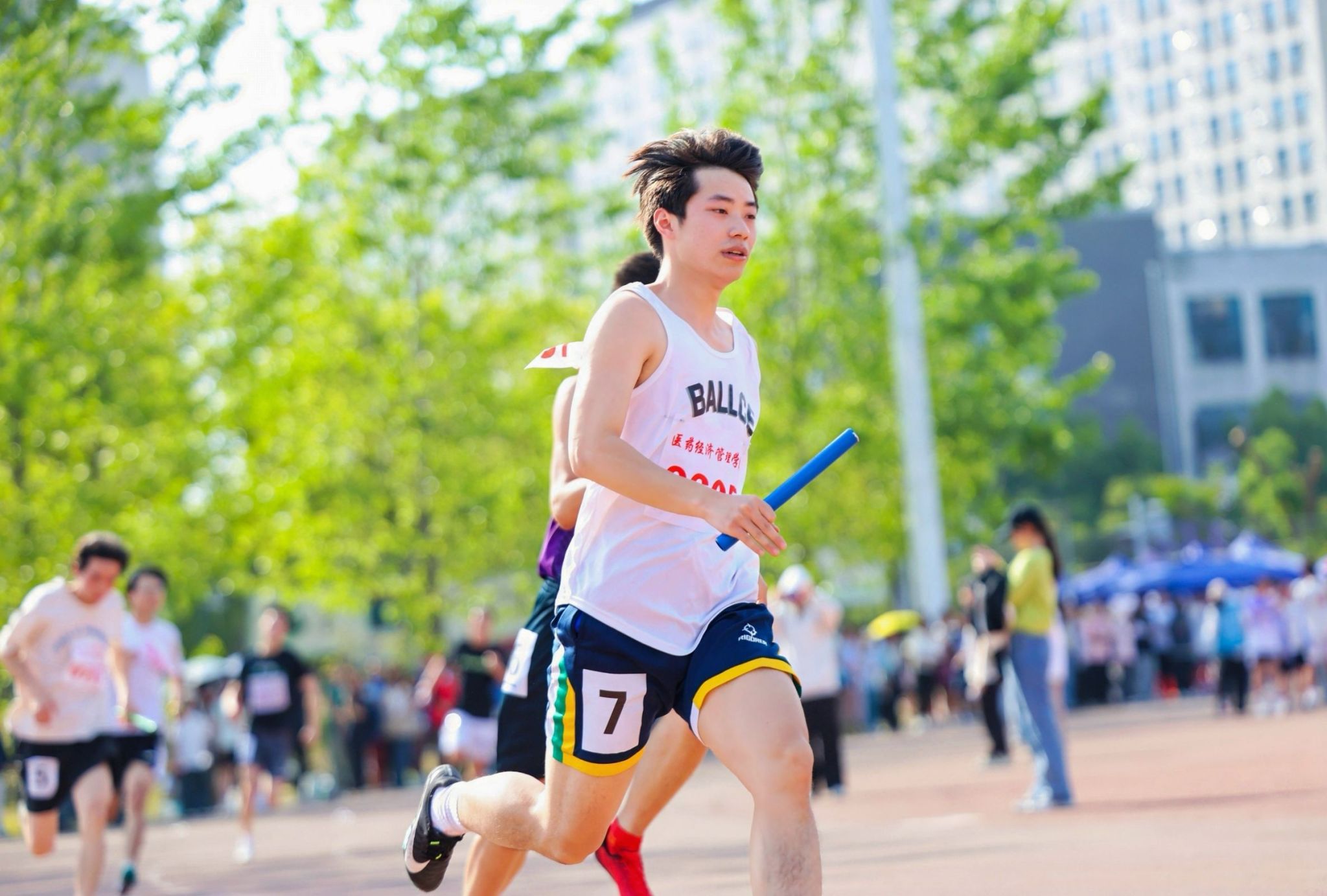 极限比赛中球员们不畏艰难，全力以赴的简单介绍